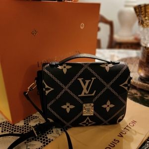 🎀"MEDIUM" LOUIS VUITTON CROSSBODY WITH DESIGNER CARRIER AND DUST BAG🎄
